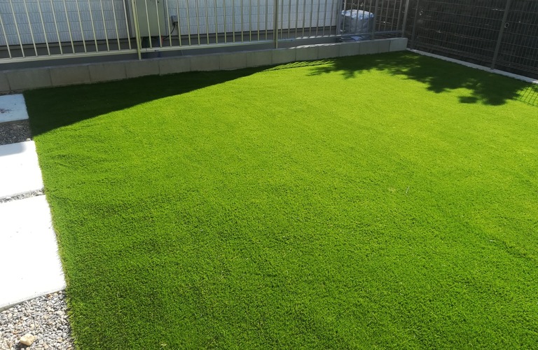 丁寧な施工で天然芝よりお手入れが簡単で綺麗な庭を実現いたします | 茅ヶ崎で人工芝の施工なら株式会社ゼンシン